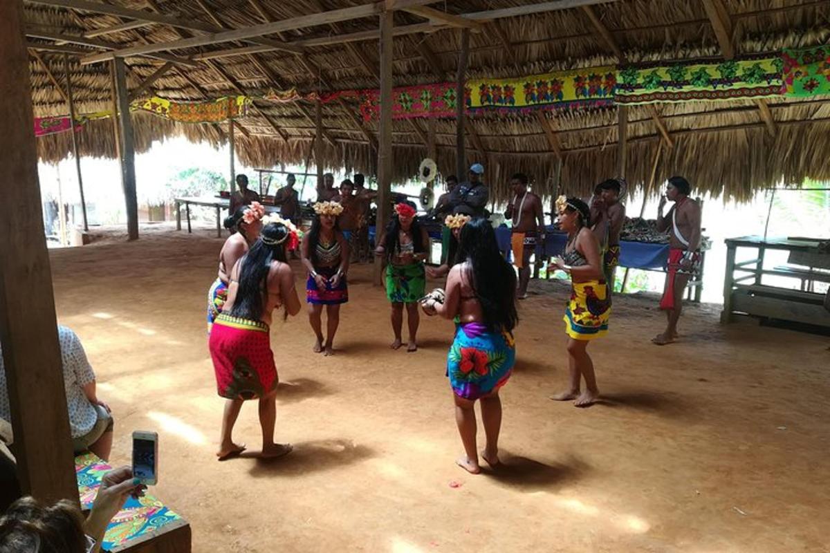 um grupo de pessoas paradas em uma sala
