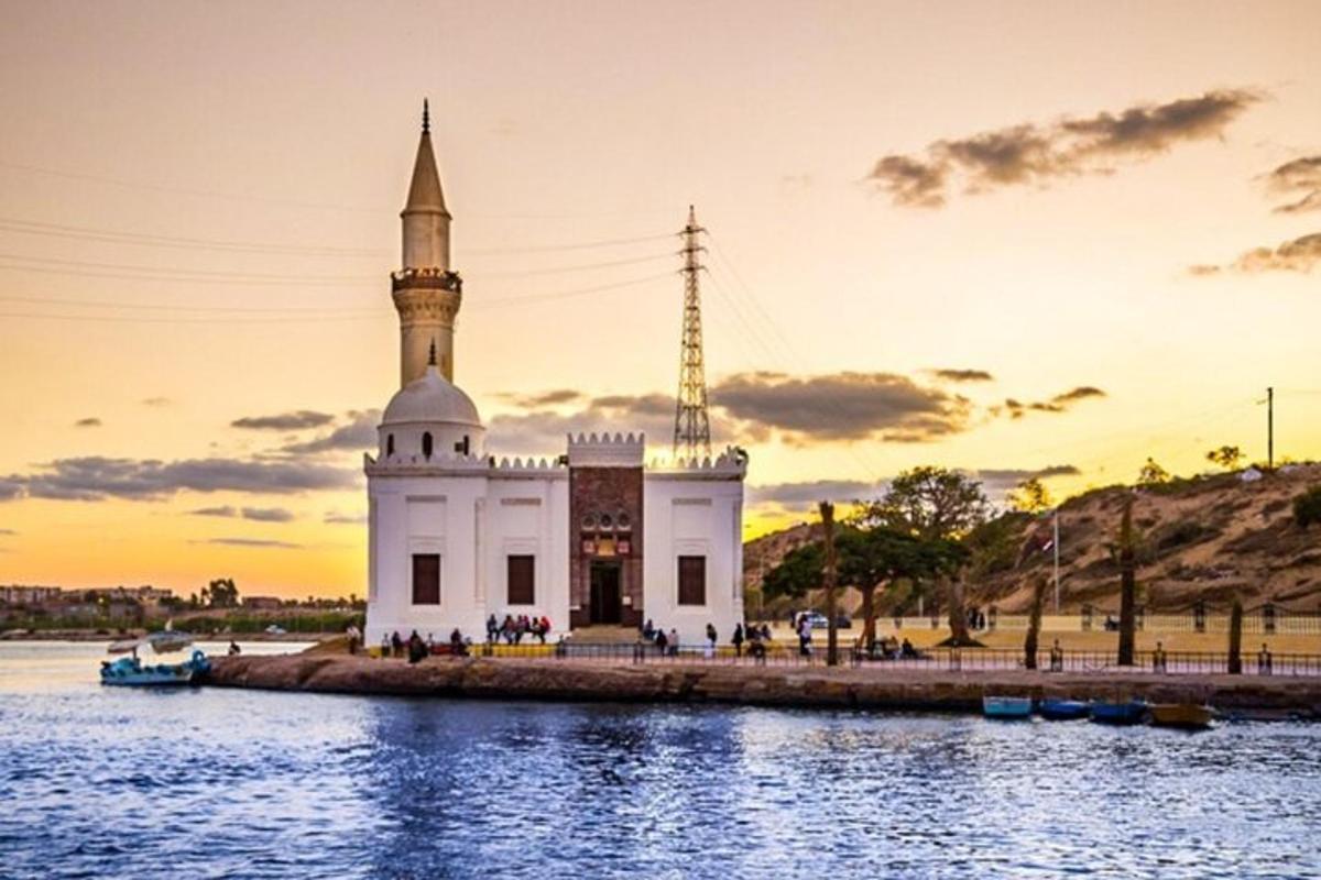 uma igreja na água com o pôr do sol ao fundo