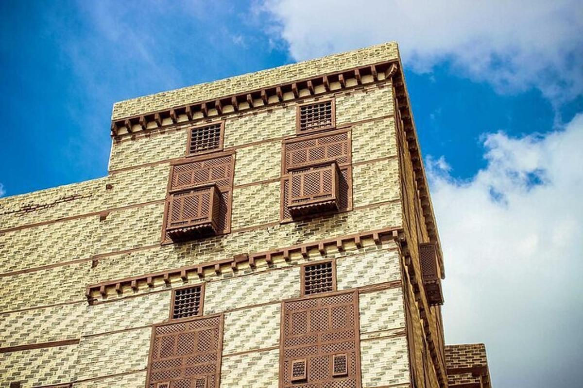 um edifício alto com duas janelas na lateral
