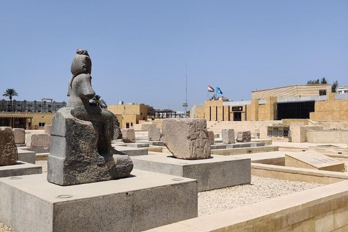 una statua di una donna in un cimitero