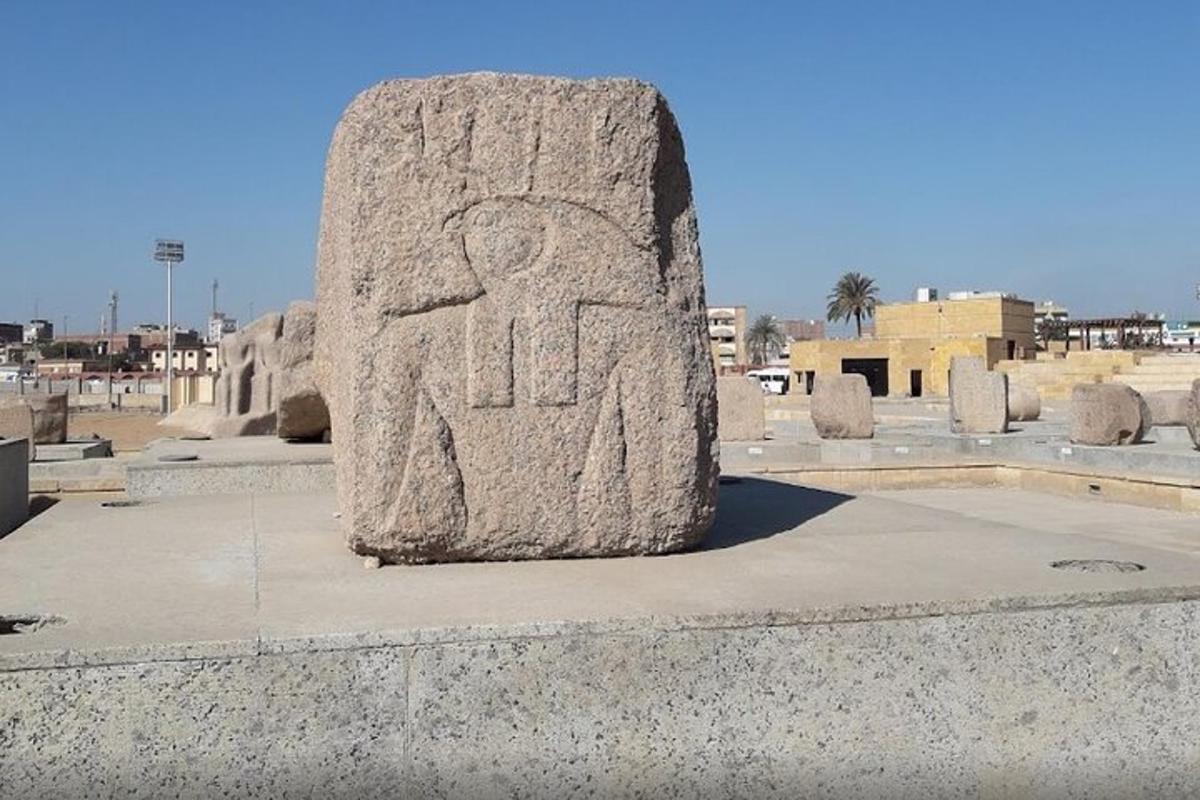 una statua di pietra di una persona in una città