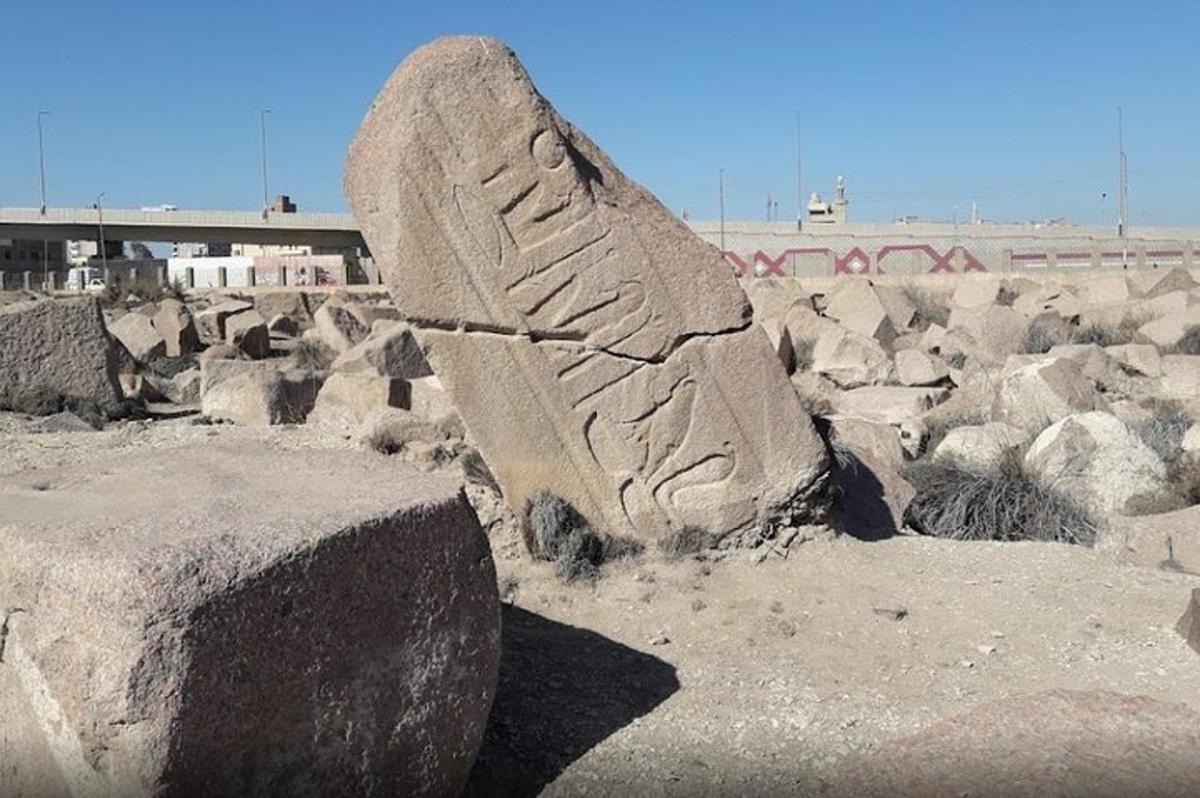una gran estàtua de pedra situada sobre les roques
