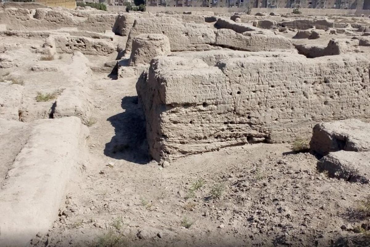 le vecchie rovine di un edificio nel deserto