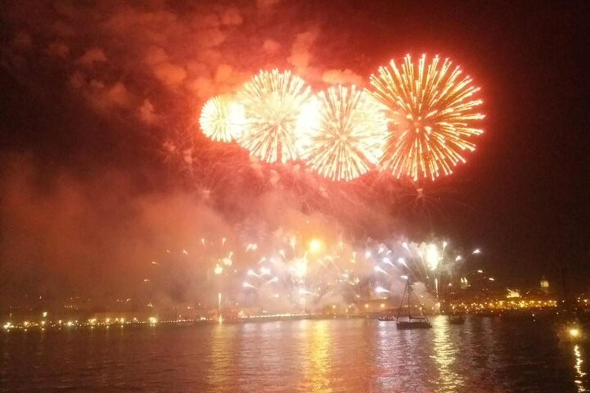 een vuurwerkshow boven een waterlichaam 's nachts