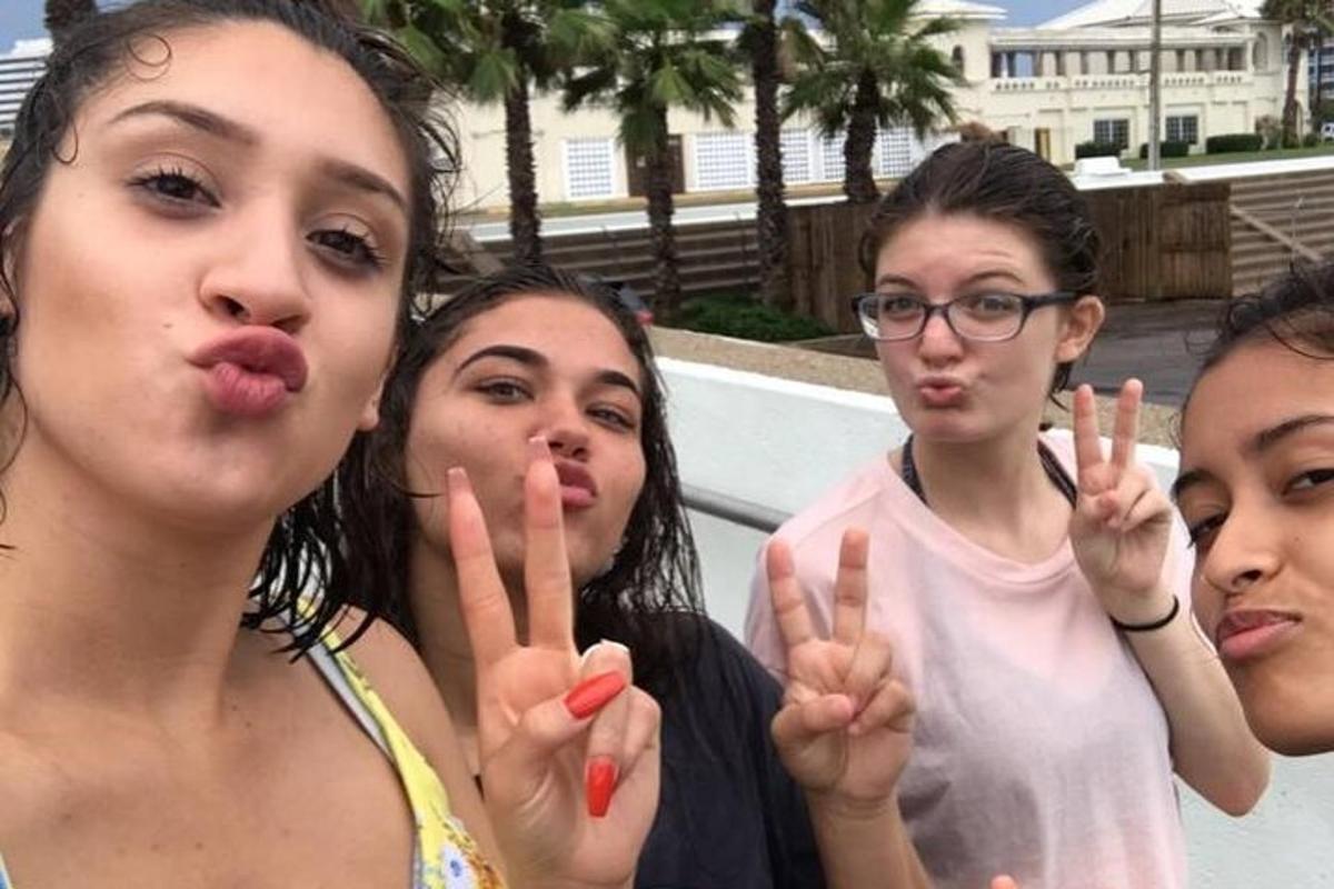 Egy lánycsoport béke jelet mutat a kezével