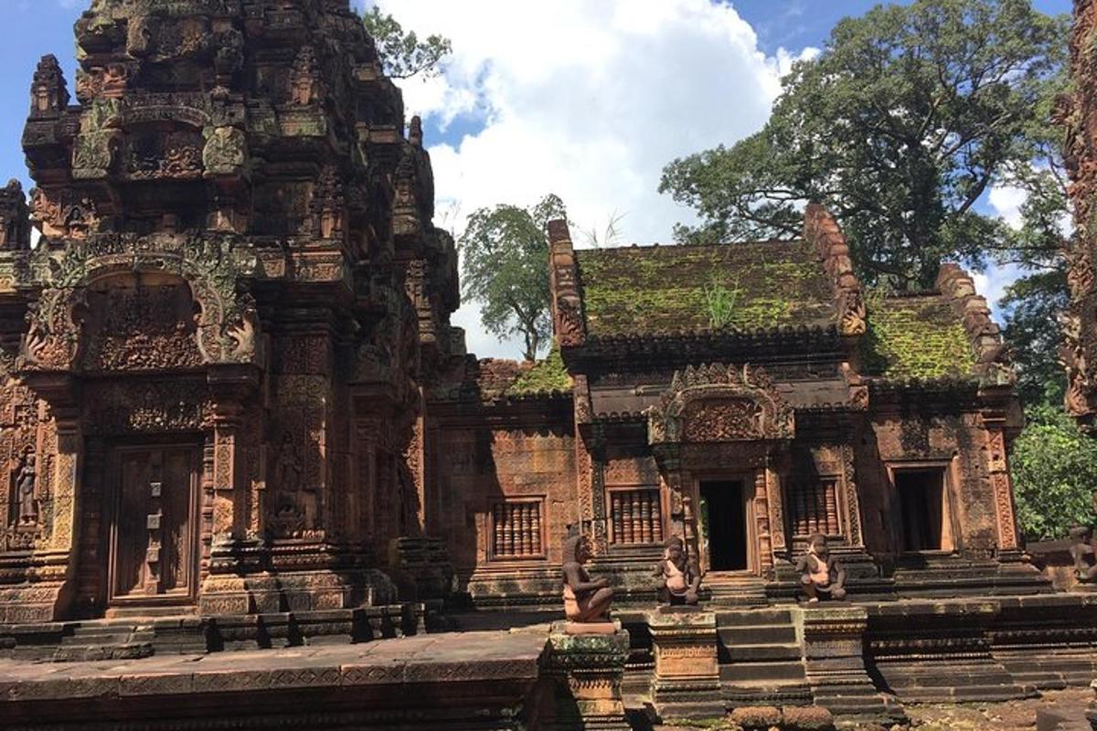 sebuah bangunan purba dengan orang duduk di hadapannya