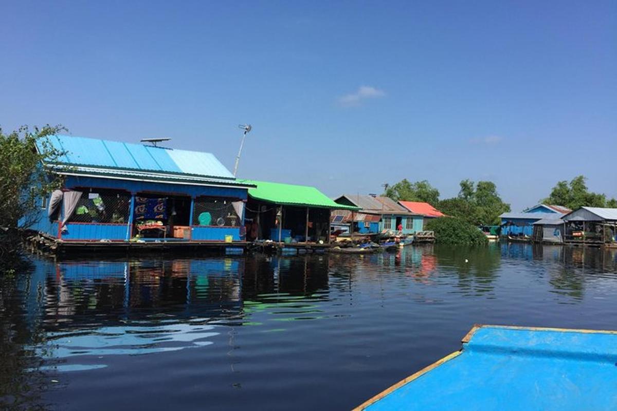um grupo de casas na água com um barco