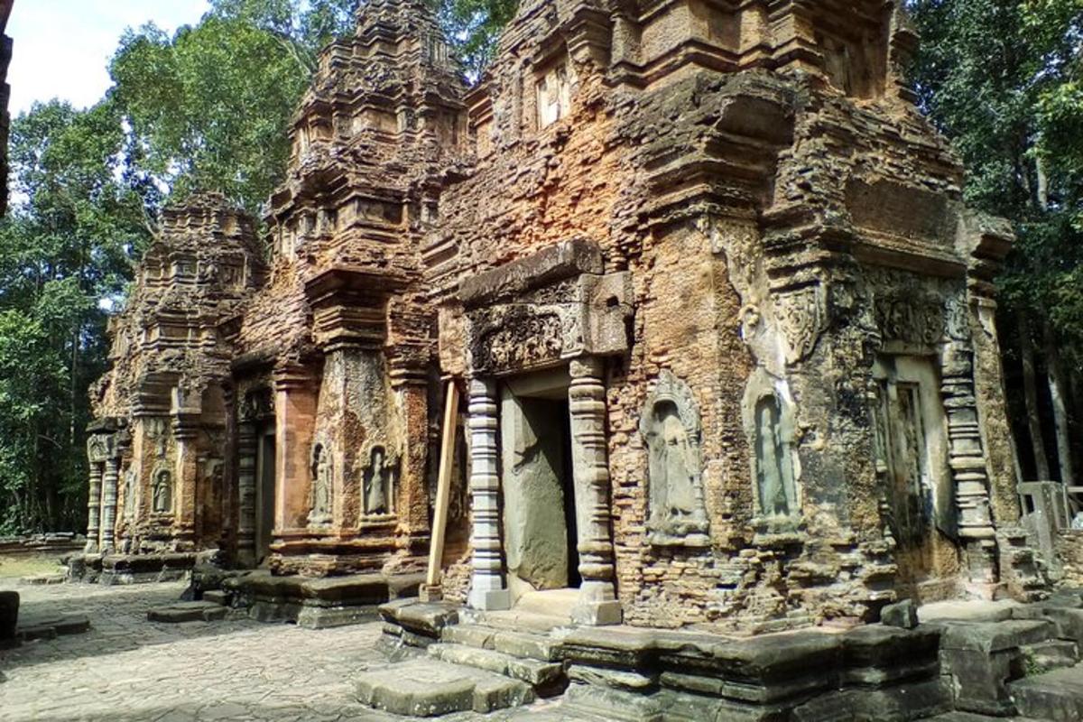 un antic edifici de pedra amb una porta al mig