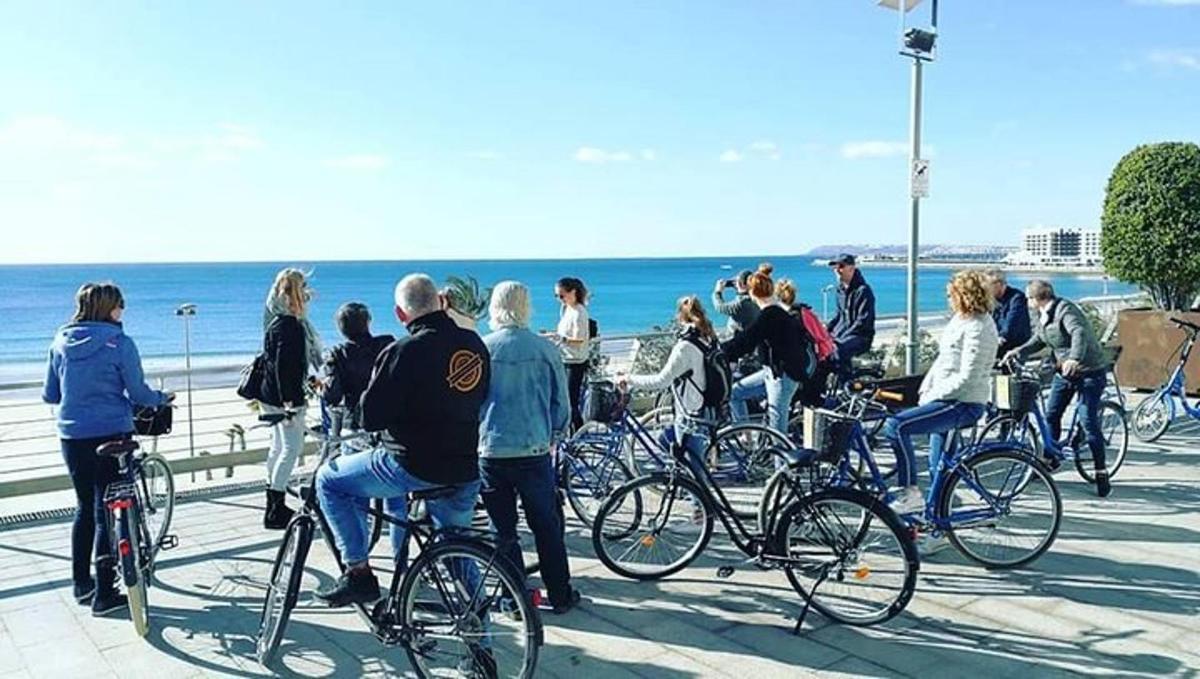 grupa ljudi koji stoje na biciklima blizu plaže
