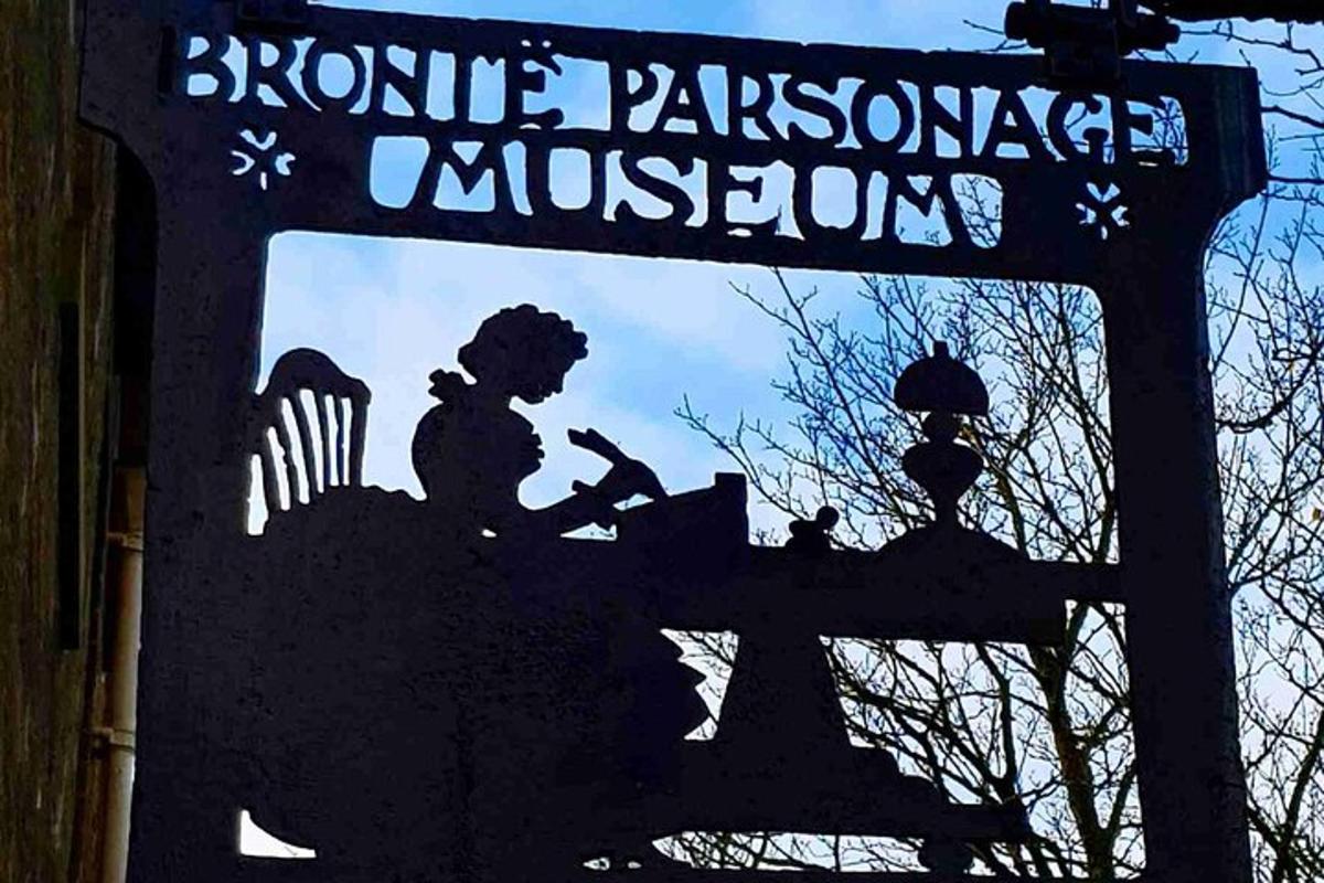 a street sign for a bromfieldasantuseum museum