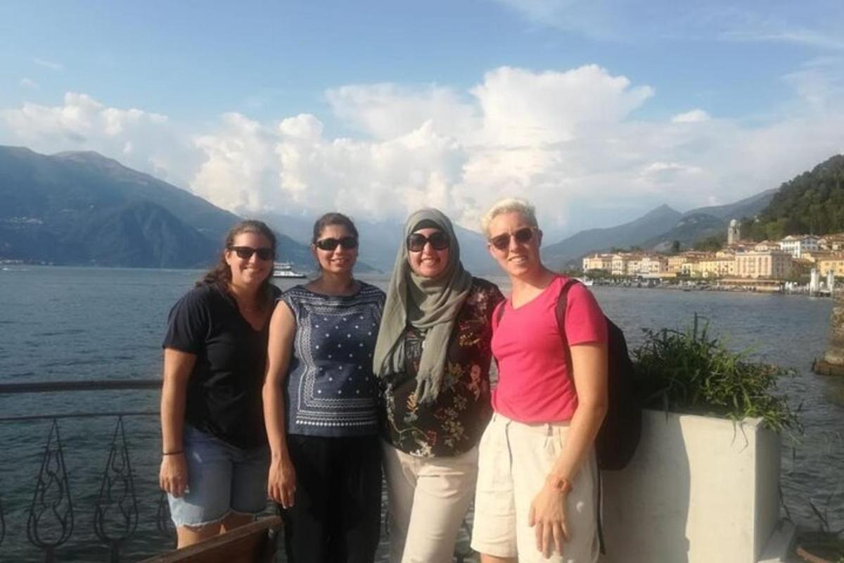 un grup de femei care stau lângă o întindere de apă