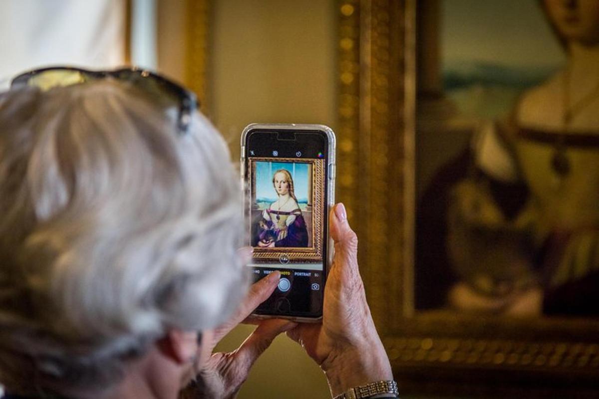 o persoană care fotografiază o femeie cu telefonul mobil