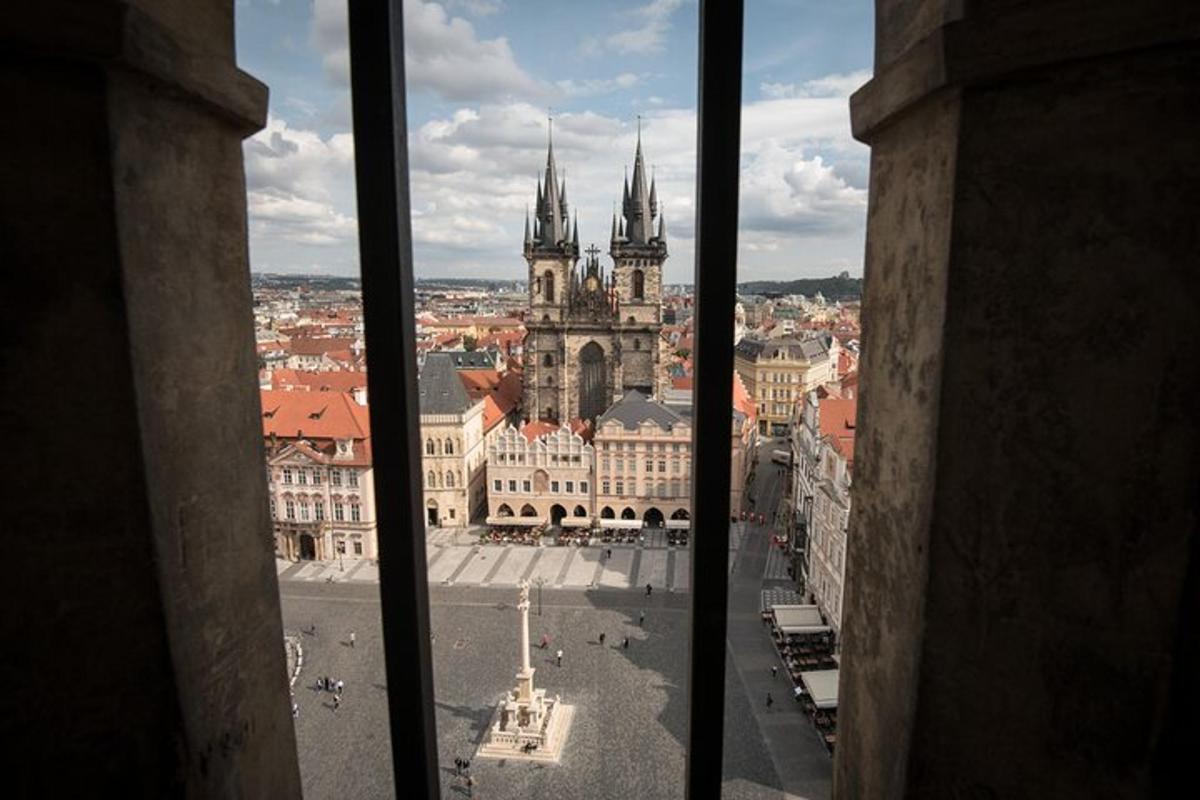 pohled na město z okna budovy