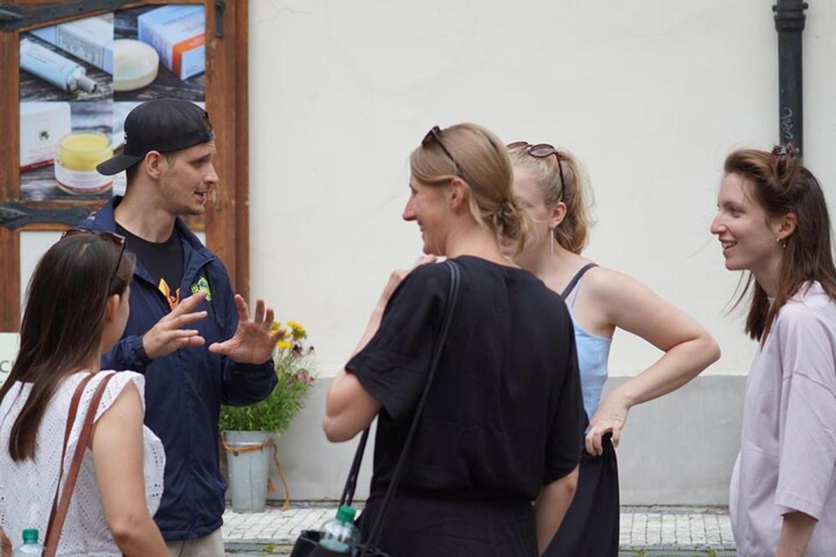 skupina lidí stojících kolem muže, který si povídá