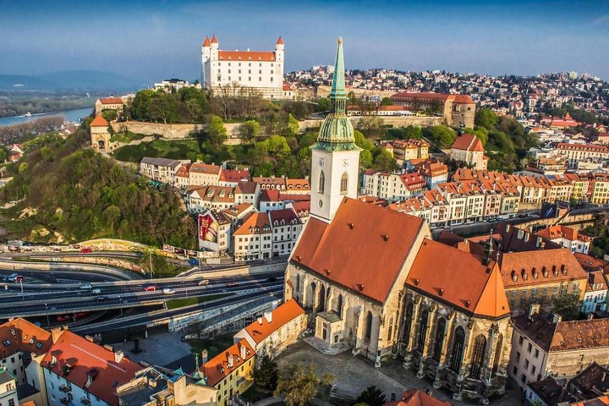 Letecký pohled na město s kostelem