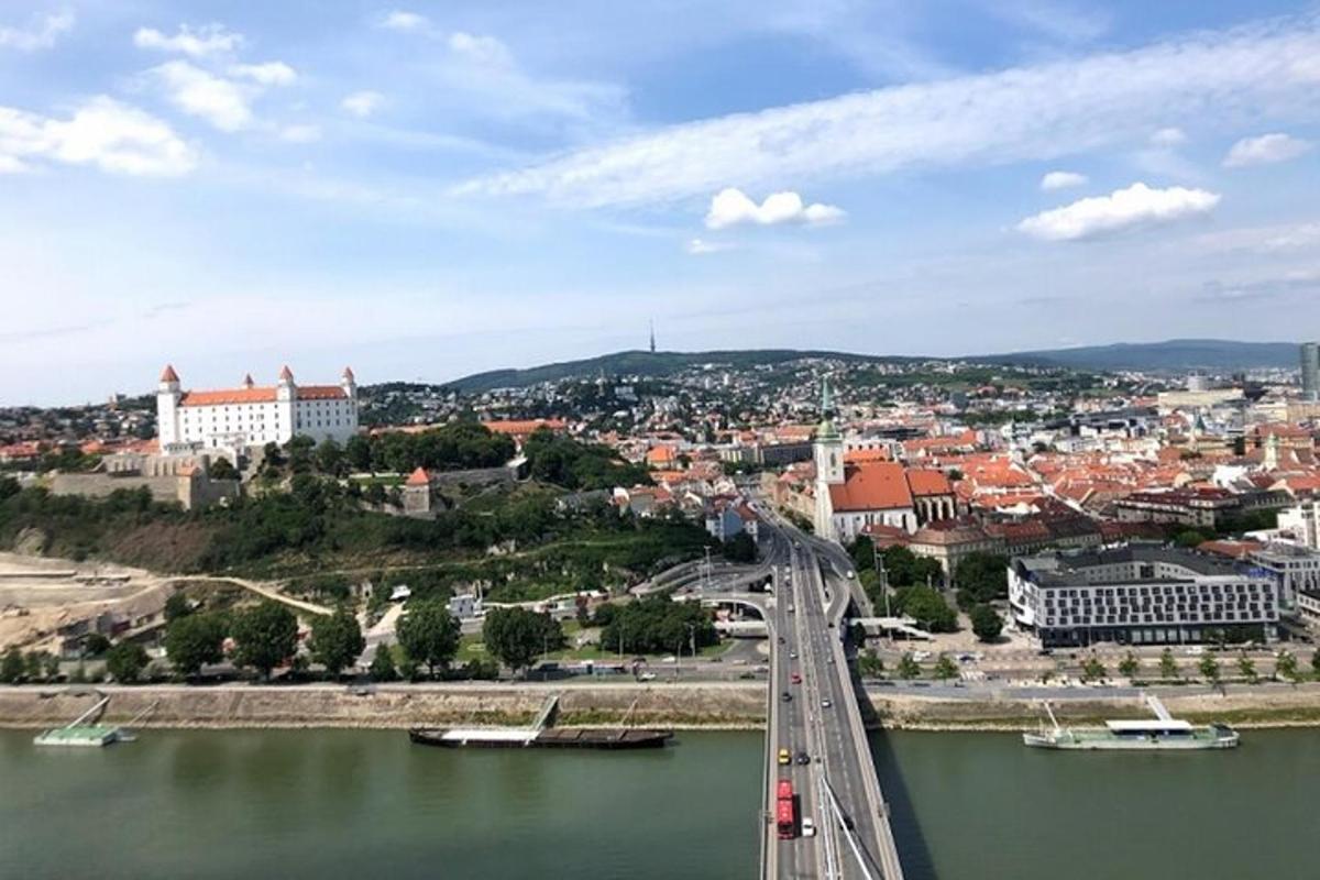 linn, millel on sild üle veekogu