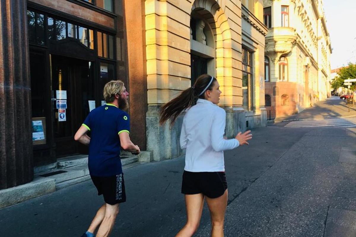 muž a žena jdoucí po ulici
