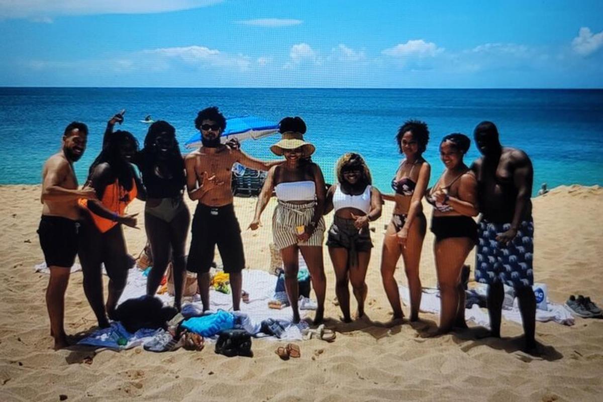 sekumpulan orang berdiri di pantai