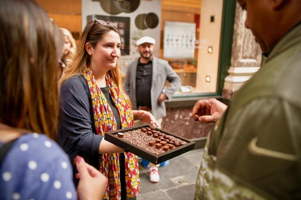 seorang wanita memegang dulang coklat