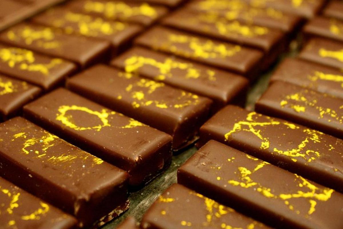 sekumpulan coklat bar dengan bintik kuning pada mereka