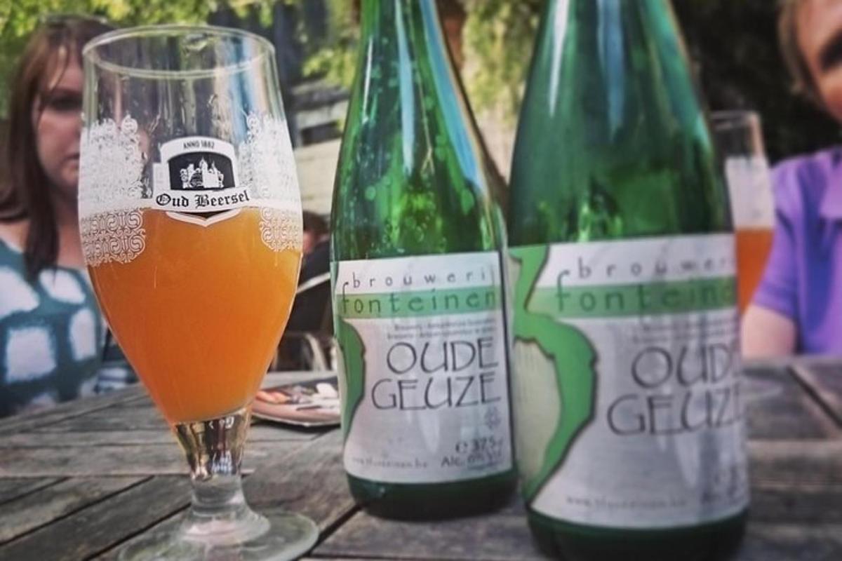 dua botol wain duduk di atas meja dengan gelas