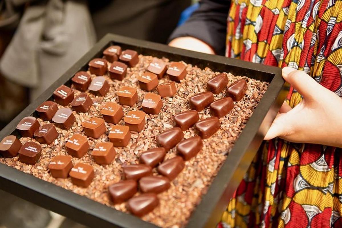 seseorang yang memegang dulang coklat di atas meja