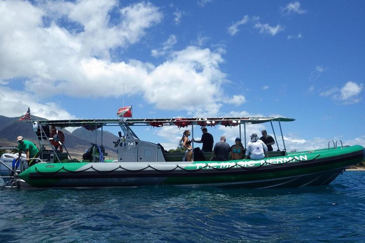 un gruppo di persone su una barca in acqua