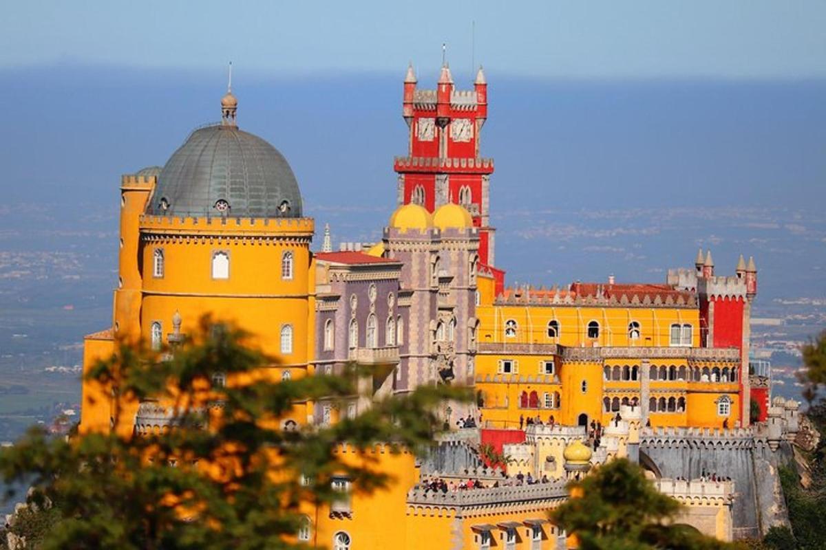 un edificio con una torre dell'orologio in cima