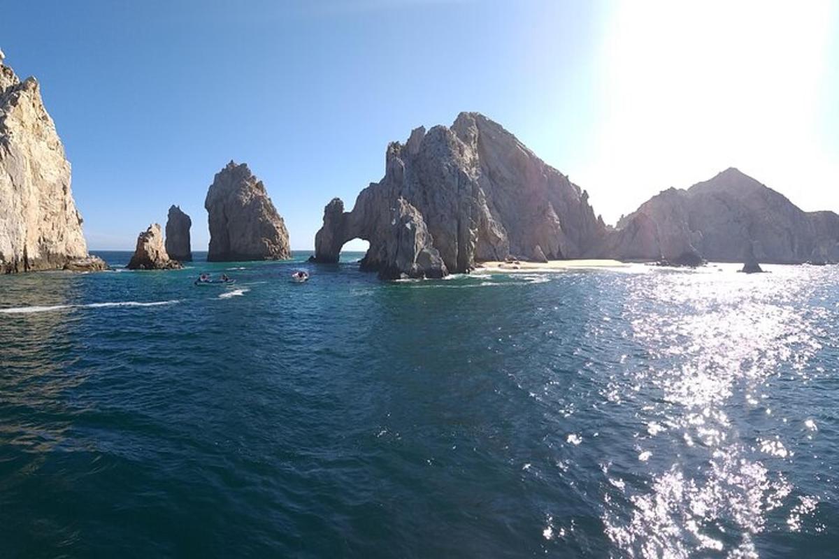 pemandangan pantai dengan batu di dalam air