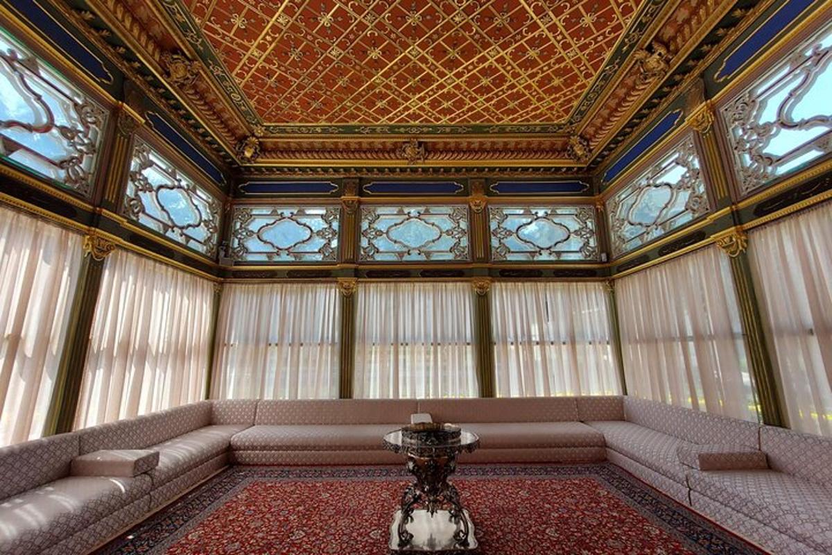 Una habitación con un sofá y un techo con ventanas.