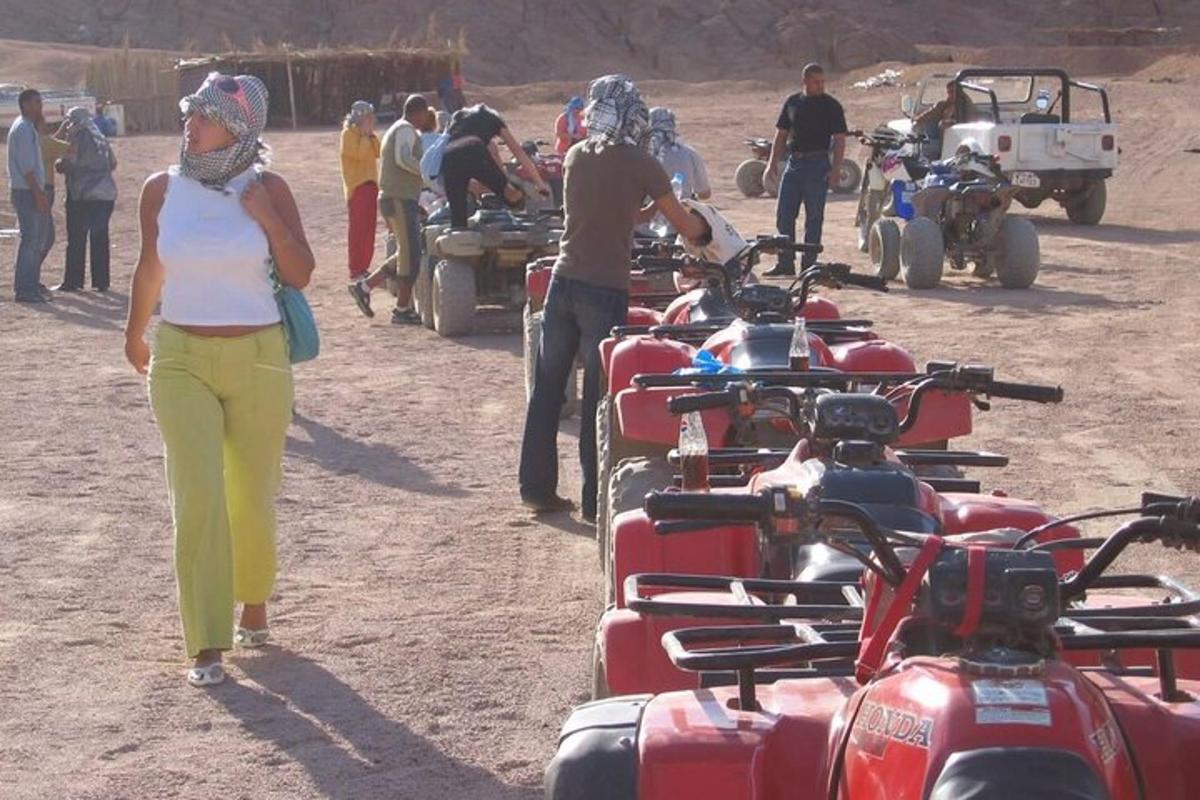 sekelompok orang berdiri di sekitar sekelompok sepeda motor