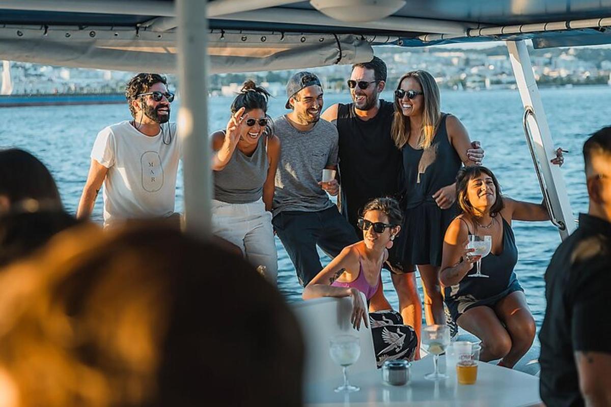 μια ομάδα ανθρώπων σε μια βάρκα στο νερό