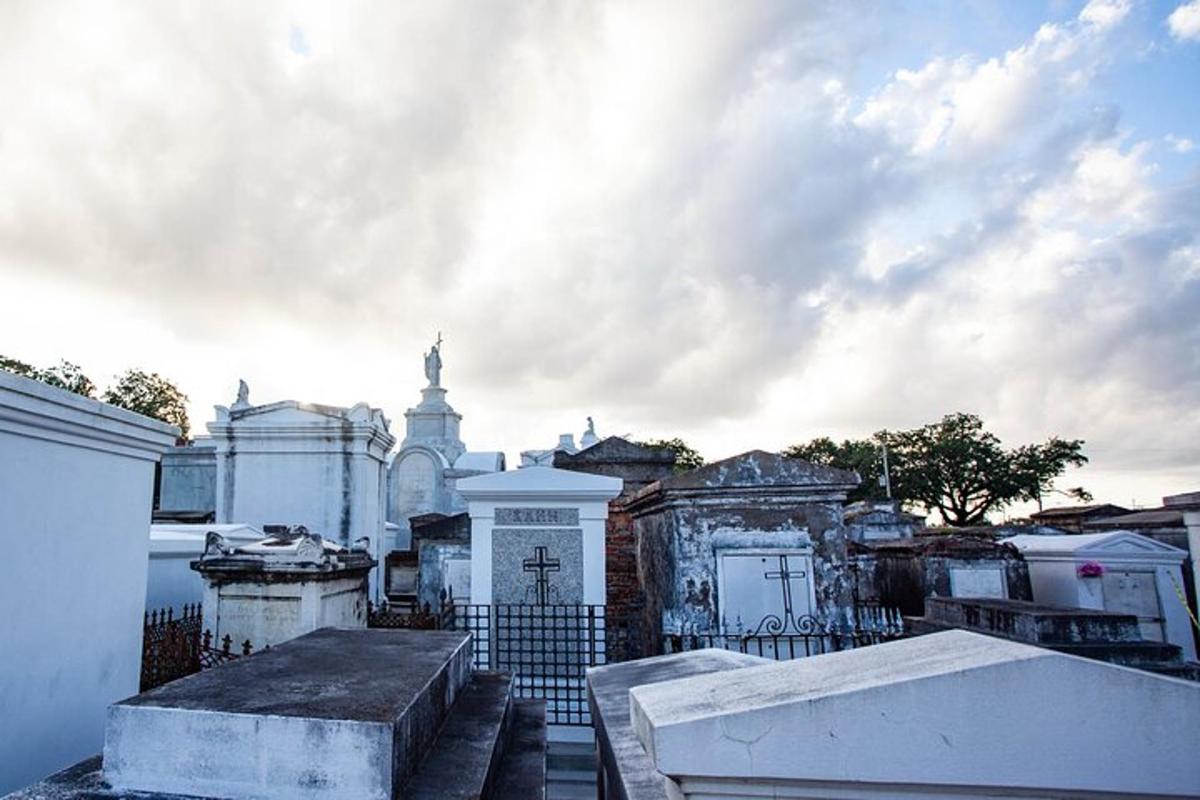 un cimitero bianco con un cancello e una chiesa