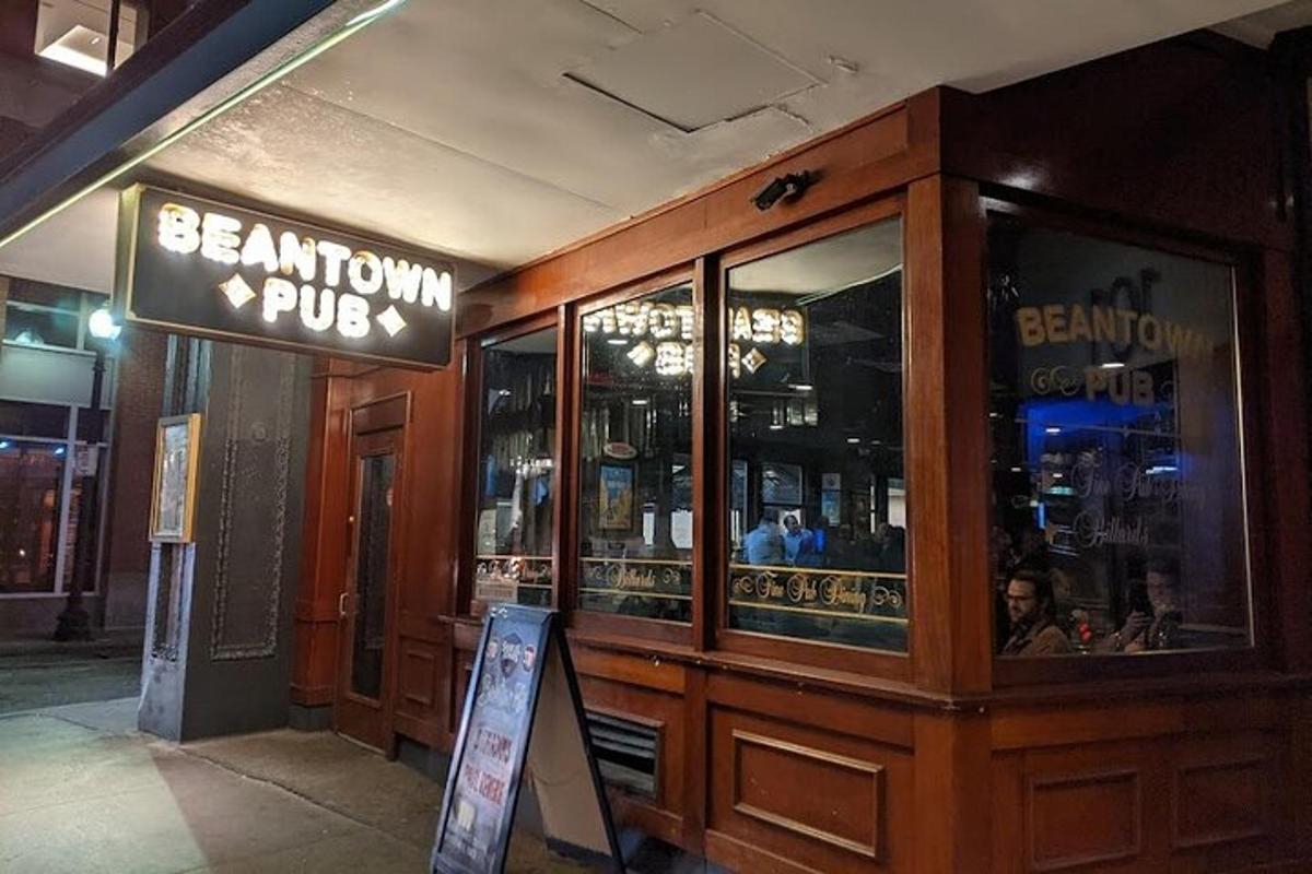 um restaurante com uma placa na frente