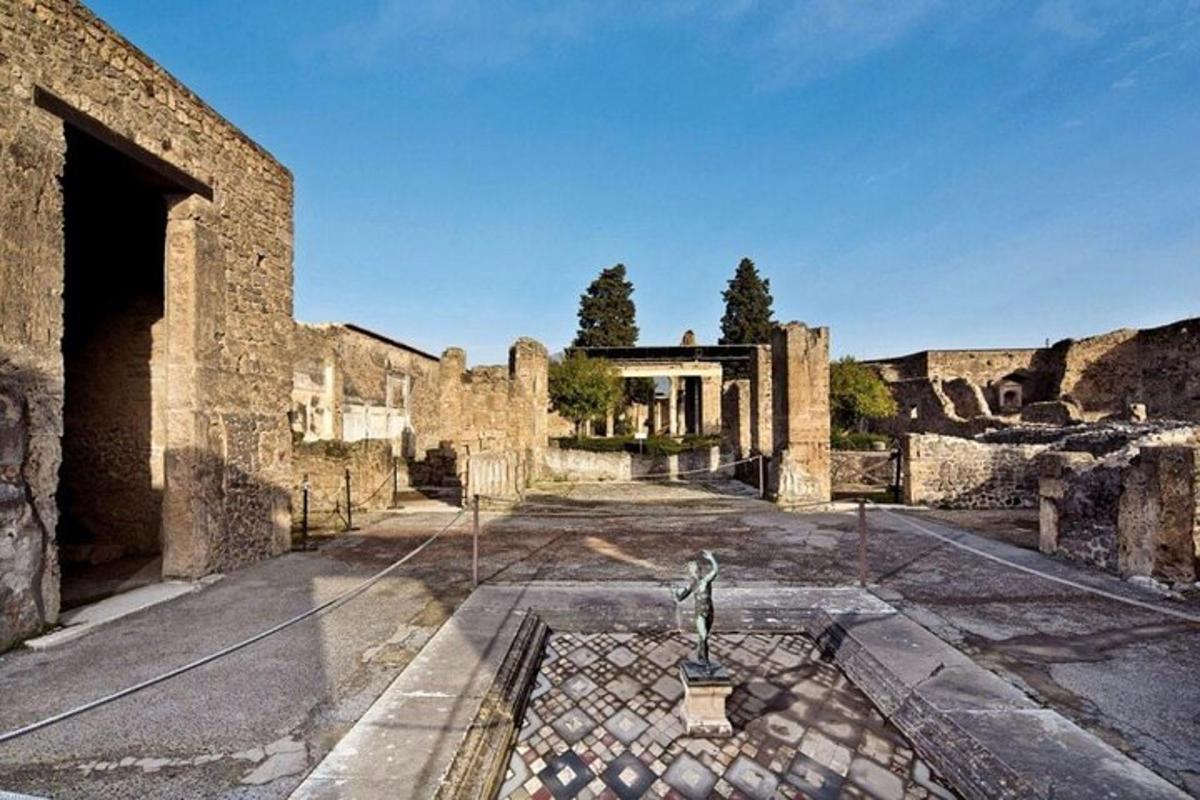 un edificio con una statua al centro di un cortile