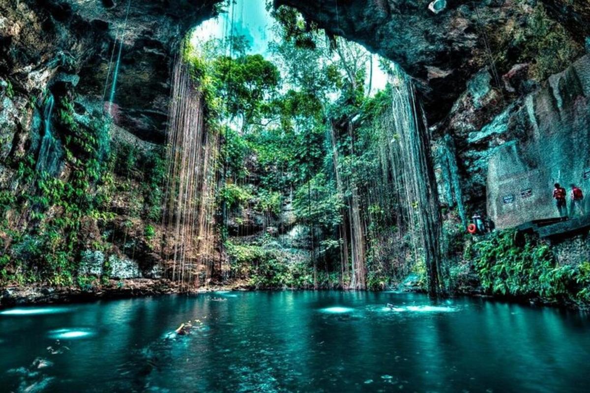 kolam air dalam gua dengan air terjun