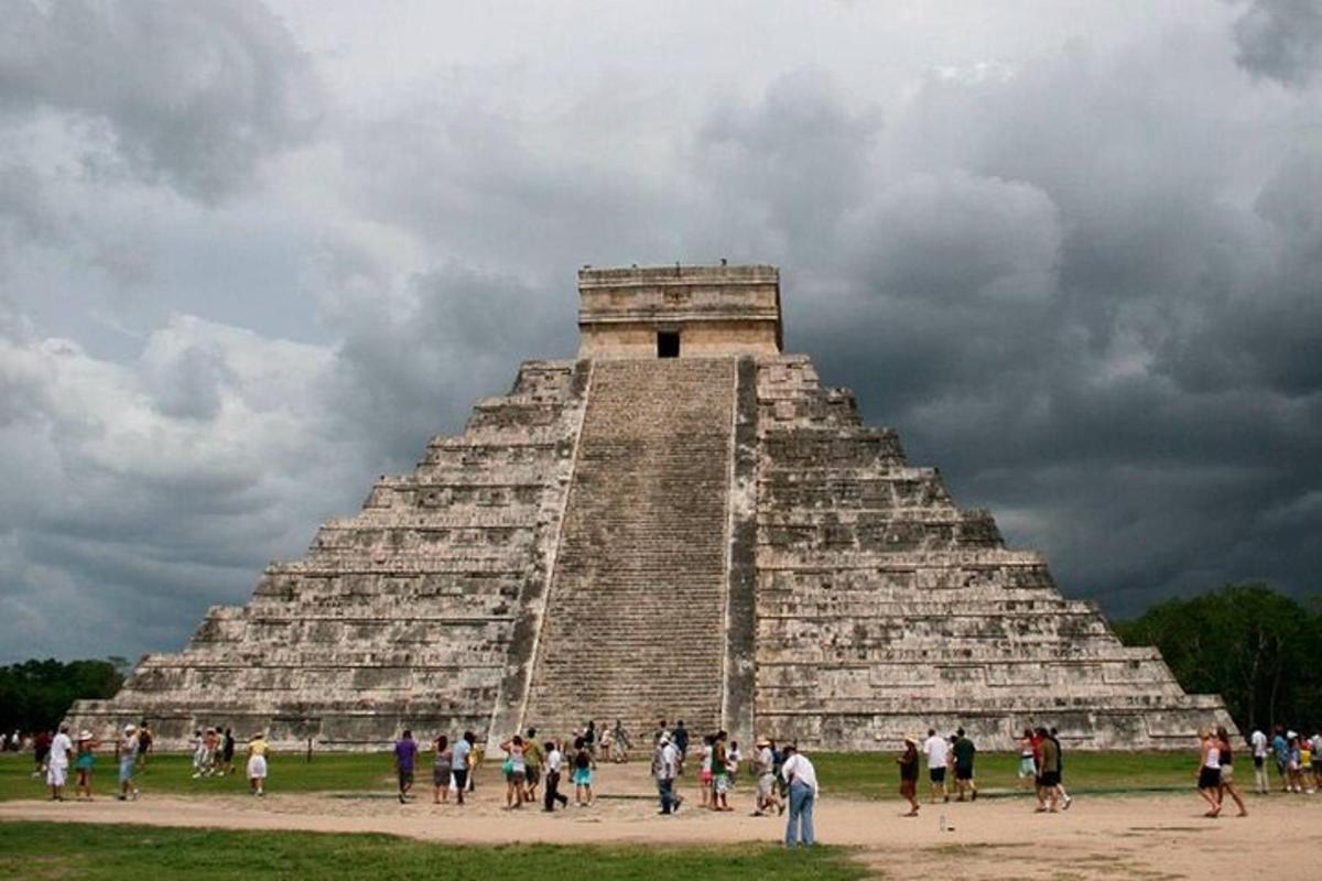 eine Pyramide mit einer Gruppe von Menschen, die darum herum stehen