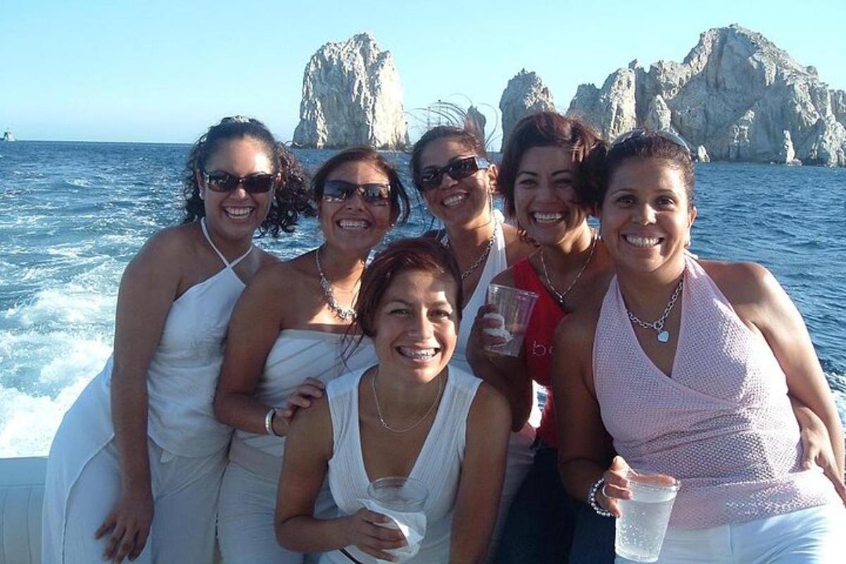 un gruppo di donne che posano per una foto su una barca