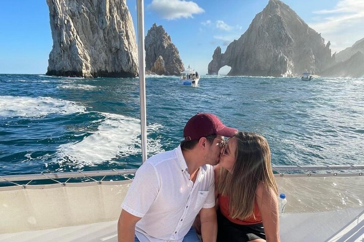 un uomo e una donna che si baciano su una barca