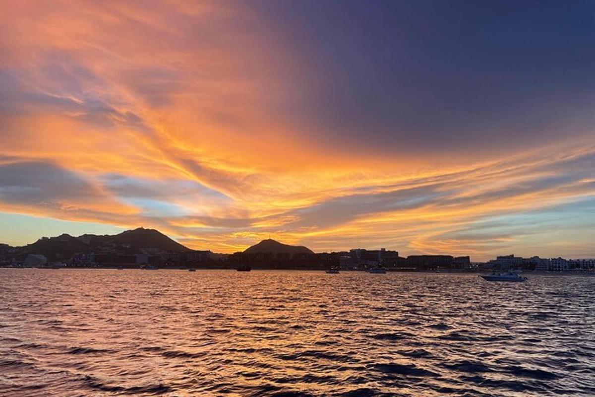 un tramonto su un grande specchio d'acqua