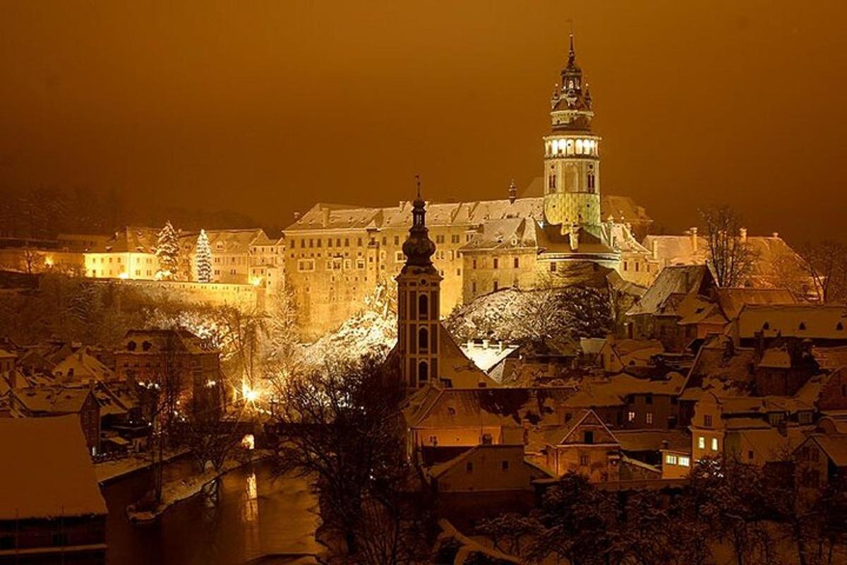 pohľad na mesto v noci s budovou