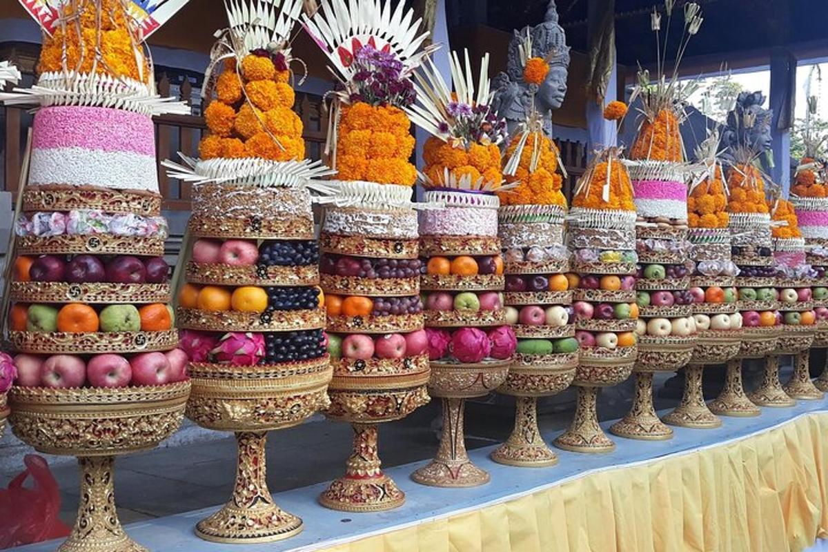 uma exposição de frutas e vegetais em uma mesa