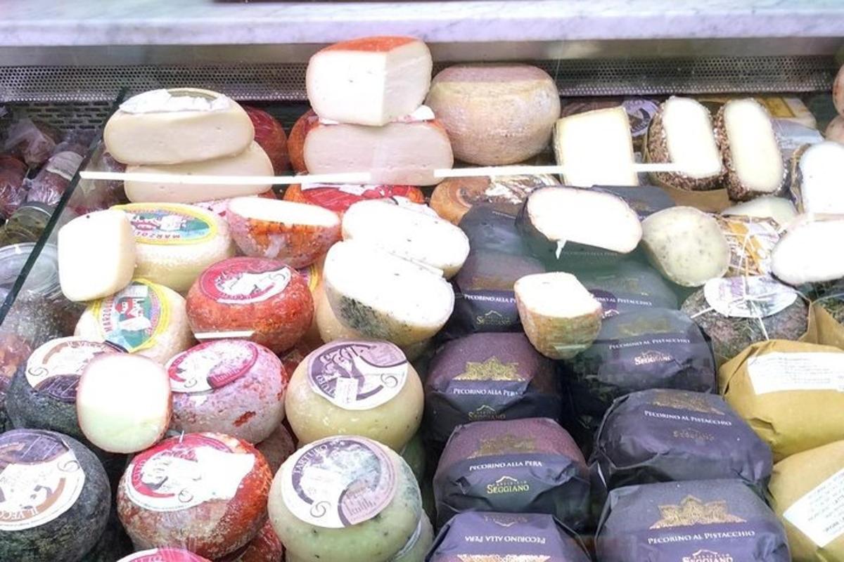 un mucchio di diversi tipi di formaggi in mostra