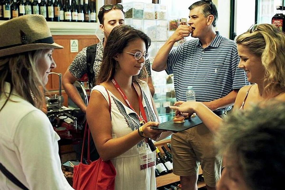 Un grupo de personas paradas en una tienda