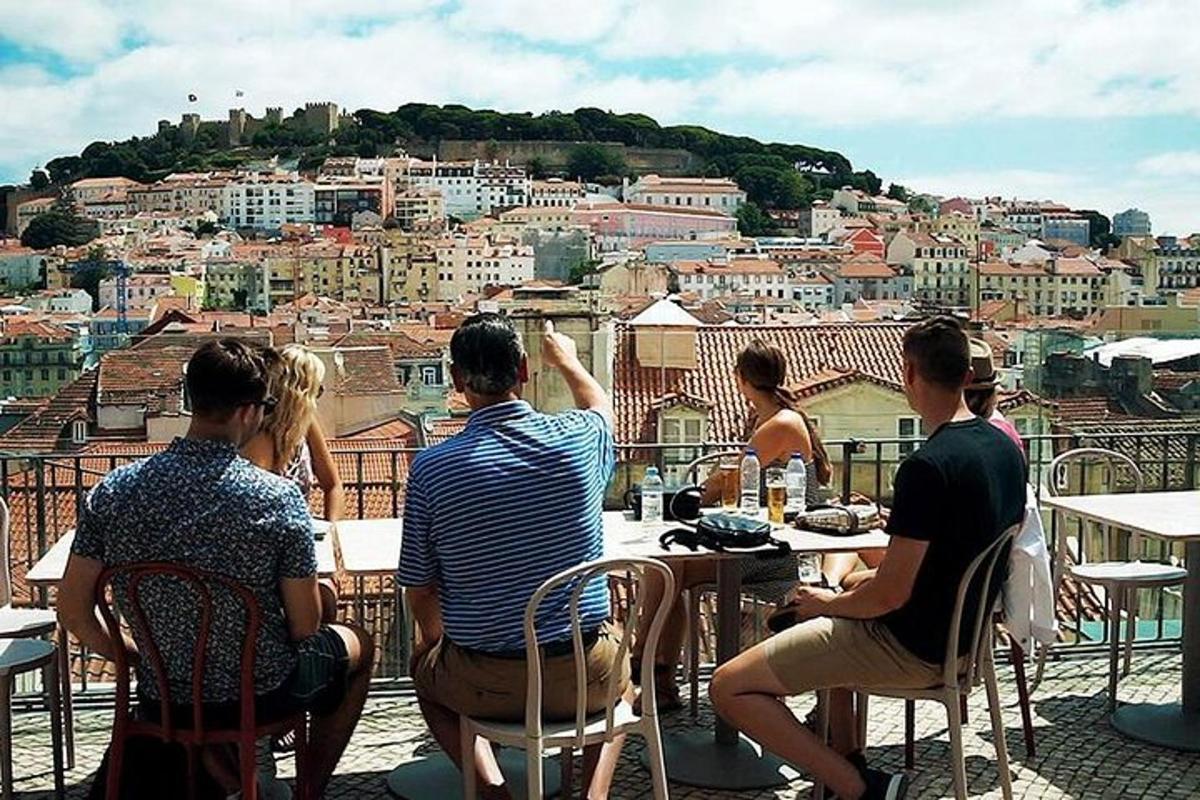 Un grupo de personas sentadas en una mesa mirando una ciudad.
