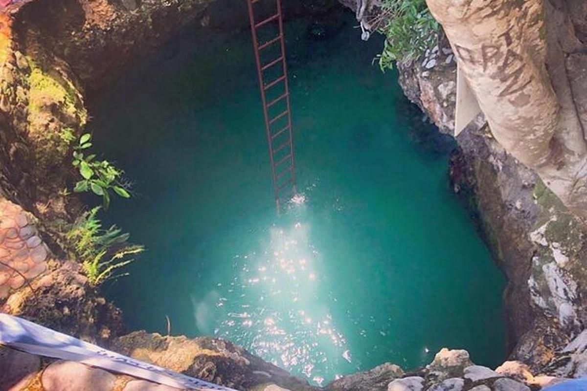 kolam air dengan tangga merah di dalamnya