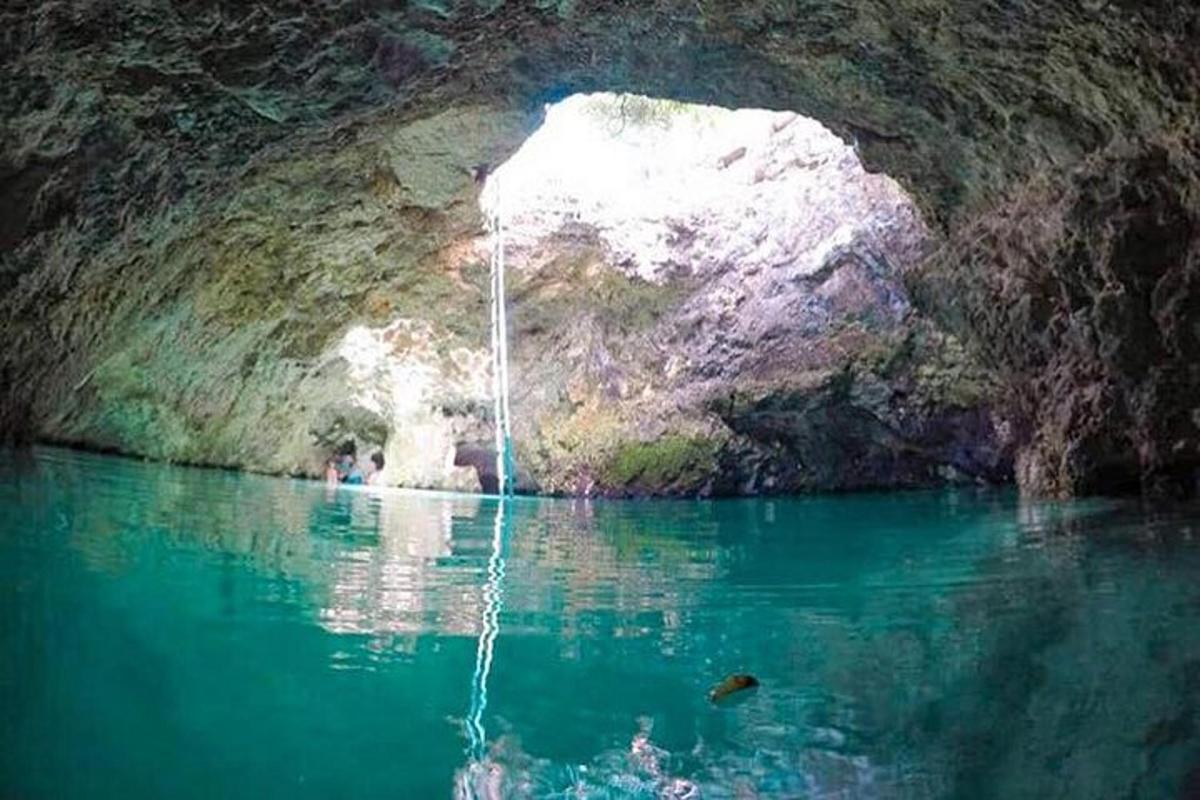 kolam air dalam gua dengan air terjun