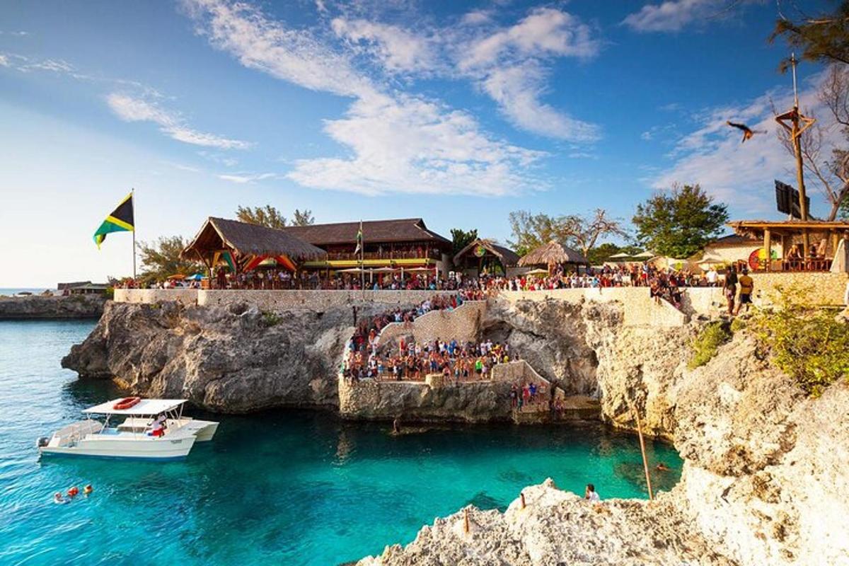 sekumpulan orang di dalam air di sebuah resort