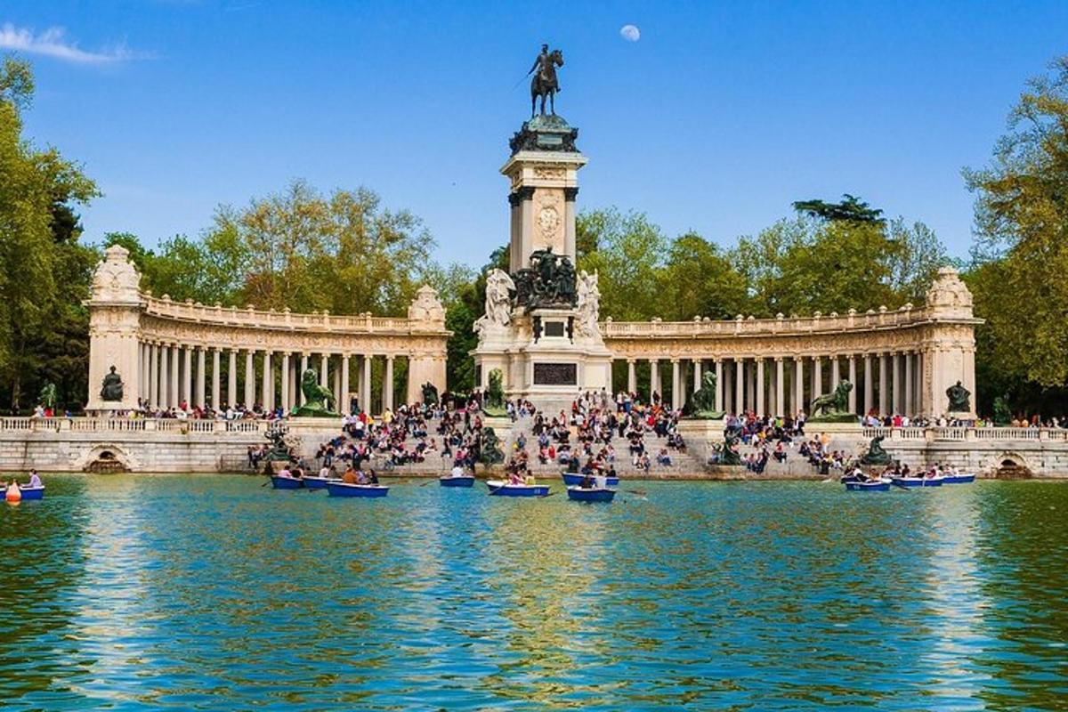 Un grupo de personas en canoas en el agua frente a una estatua.
