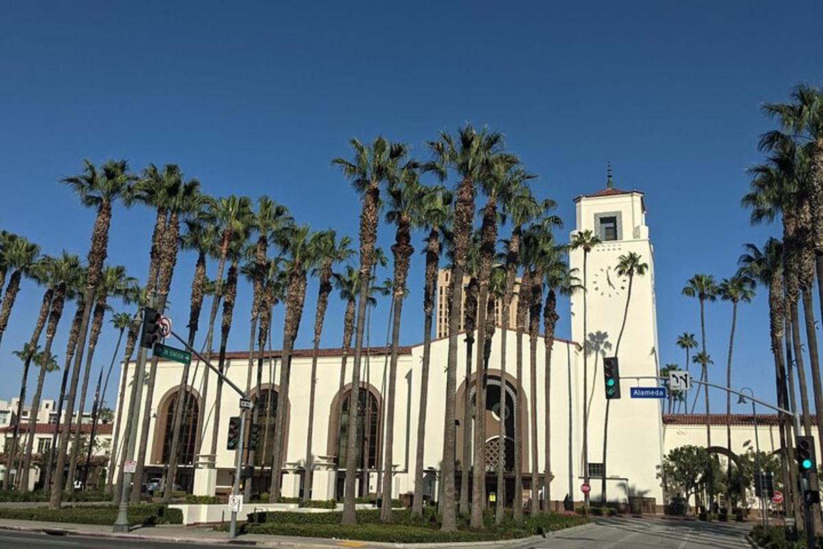 un edificio bianco con palme di fronte